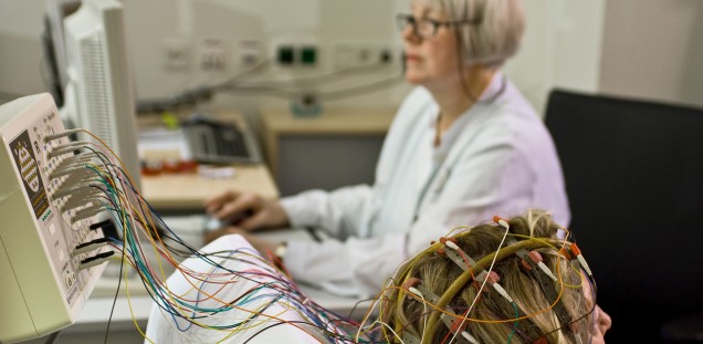 Eine MFA leitet ein EEG ab