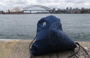 vorne eine UKE-Tasche, im Hintergrund die Oper von Sydney