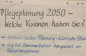 Flipchart mit "Pflegeplanung 2050 - welche Visionen haben Sie?"