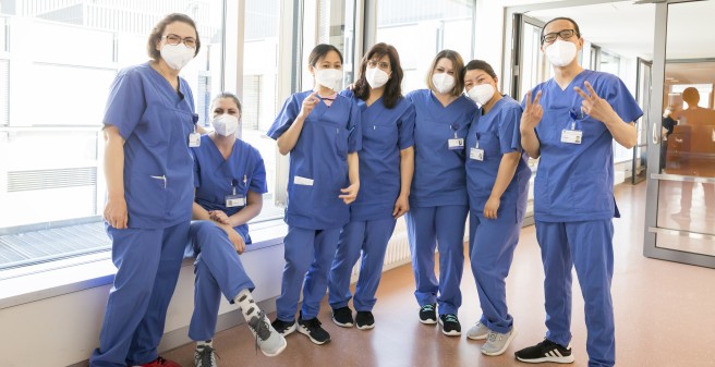 Pflegekräfte posieren im Krankenhausgang für ein Foto