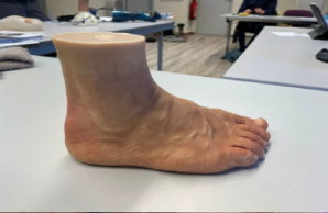 Eine sehr echt aussehende Fußprothese 