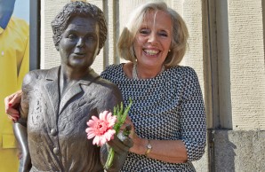 Heidi Kabel Bronzefigur auf dem Hachmannplatz mit Tochter Heidi Mahler