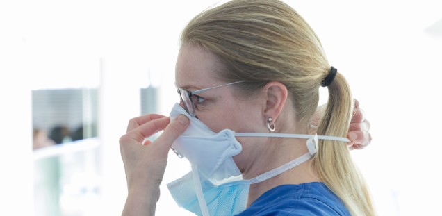 Peggy Jaehnisch zeigt während einer Hygieneschulung, wie die Atemschutzmaske richtig aufgesetzt wird, Bild 4 von 5