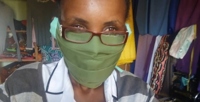 Eine afrikanische Schwester mit grünem Mundschutz