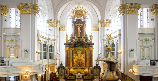 Der Altar in der Hauptkirche St. Michaelis