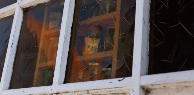 Blick durchs Fenster eines alten, unbewohnten Fachwerkhauses