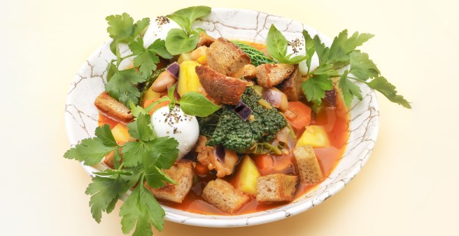 Gemüse-Brot-Suppe Ribollita mit Mozzarella