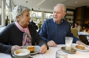 jürgen Tomaschewsky und seine Frau sitzen im Kaffee bei Kuchen und Capuccino