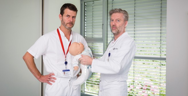 Kritische Beobachter: Prof. Dr. Jan Sperhake (links) und Priv.-Doz. Dr. Jakob Matschke untersuchen Ursachen und Folgen des Schütteltraumas bei Säuglingen – manchmal auch mit Puppen
