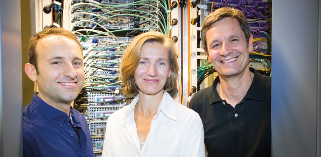 Dr. Jan Peters (l.), Psychologin Uli Bromberg und Institutsleiter Prof. Dr. Christian Büchel vor gewaltigen Rechner- Netzwerken, in denen Untersuchungsergebnisse gespeichert sind
