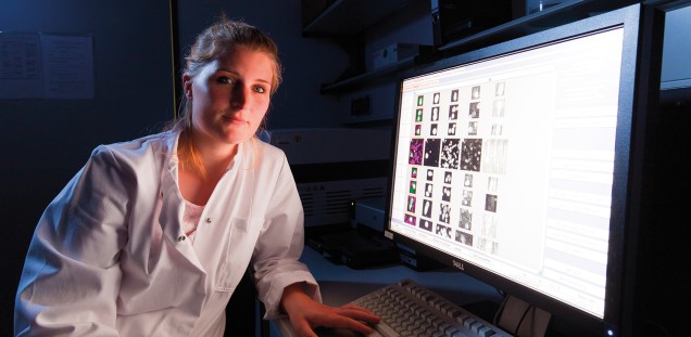 Doktorandin Claudia Hille analysiert Blutproben am CellSearch-Gerät