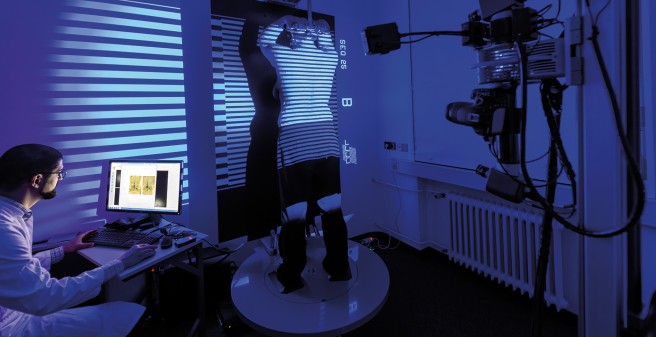 Millimeterarbeit: Dr. Said Farschtschi vermisst mittels HD-Kameras und Laserlicht die Hautoberfläche einer Patientin