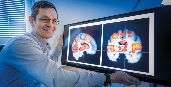 Prof. Dr. Christian Büchel betrachtet, wie der Preis eines angeblichen Medikaments dessen schmerzstillende Wirkung im Gehirn beeinflusst