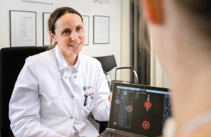  Priv.-Doz. Dr. Monika Pötter-Nerger während der Sprechstunde mit einer Patientin