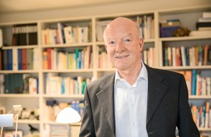 Suchtexperte Prof. Dr. Rainer Thomasius steht vor einem Bücherregal 
