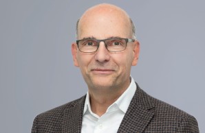 eine Porträtaufnahme auf grauen Hintergrund von Dr. Rainer Süßenguth 
