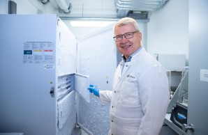 Prof. Pantel im Labor an einem Tiefkühlschrank für Probenmaterial