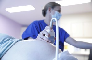 Eine schwangere Frau wird mit dem Ultraschallgerät untersucht