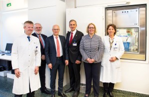 Hamburgs Erster Bürgermeister Dr. Peter Tschentscher hat am Mittwoch, 7. November, die Klinikapotheke des Universitätsklinikums Hamburg-Eppendorf