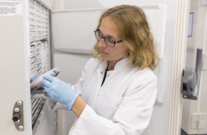 Genom_Forschung_6.jpg: Prof. Dr. Tanja Zeller, Forschungsleiterin der Kardiologie des Universitären Herz- und Gefäßzentrums des UKE, kontrolliert die Bioproben, die bei minus 80 Grad in Ultratiefkühlschränken gelagert werden