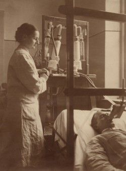 Rahel Liebeschütz-Plaut im Kittel an einem Laborgerät