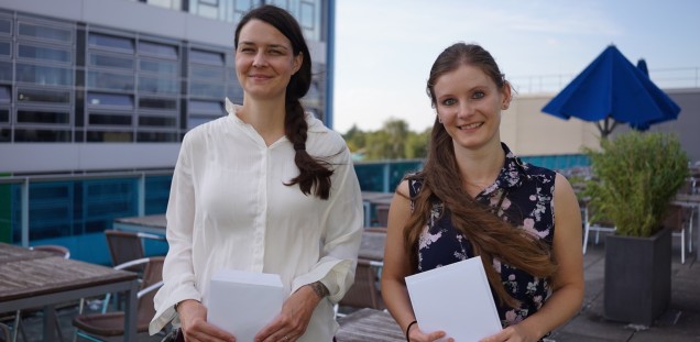  Die diesjährigen Preisträgerinnen der Kurzvorträge, Dr. Manja Czech-Sioli (links) und Dr. Michelle Jäckstein (rechts)