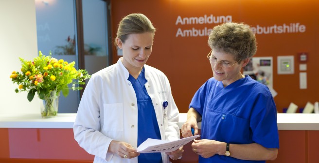 Studienärztin Dr. Anke Diemert und Hebamme Gudula