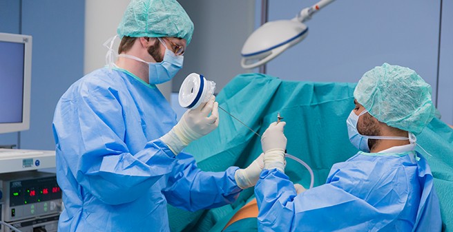 Ärzte führen eine Mini-Laparoskopie der Leber durch