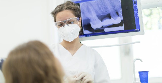 Zahnmedizinische Fachangestellte Johanna Bücheleres bei der Patientenaufnahme im Behandlungszimmer der Zahnärztlichen Prothetik