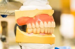 Beispielbild für eine Totalprothese aus dem Labor der Zahnprothetik des Universitätsklinikums Hamburg-Eppendorf