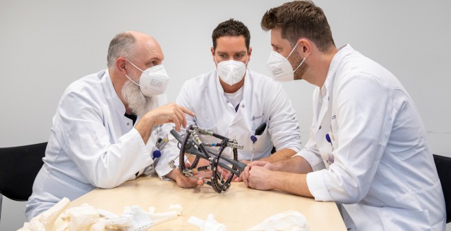 Ärzte besprechen einen Befund anhand eines 3D-Modells