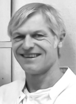 Porträt von DR. Hartmut Zinke in Schwarz/Weiß