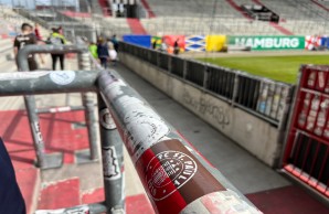 Detailaufnahme von Aufkleber des FC St. Pauli im Stadion
