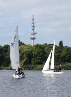 Segelboote auf der Außenalster vor dem Fernsehturm von Hamburg. 