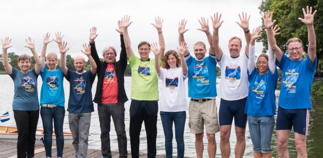 Wichtige Wegbegleiter von Rudern gegen Krebs präsentierten die T-Shirts der letzten Jahre